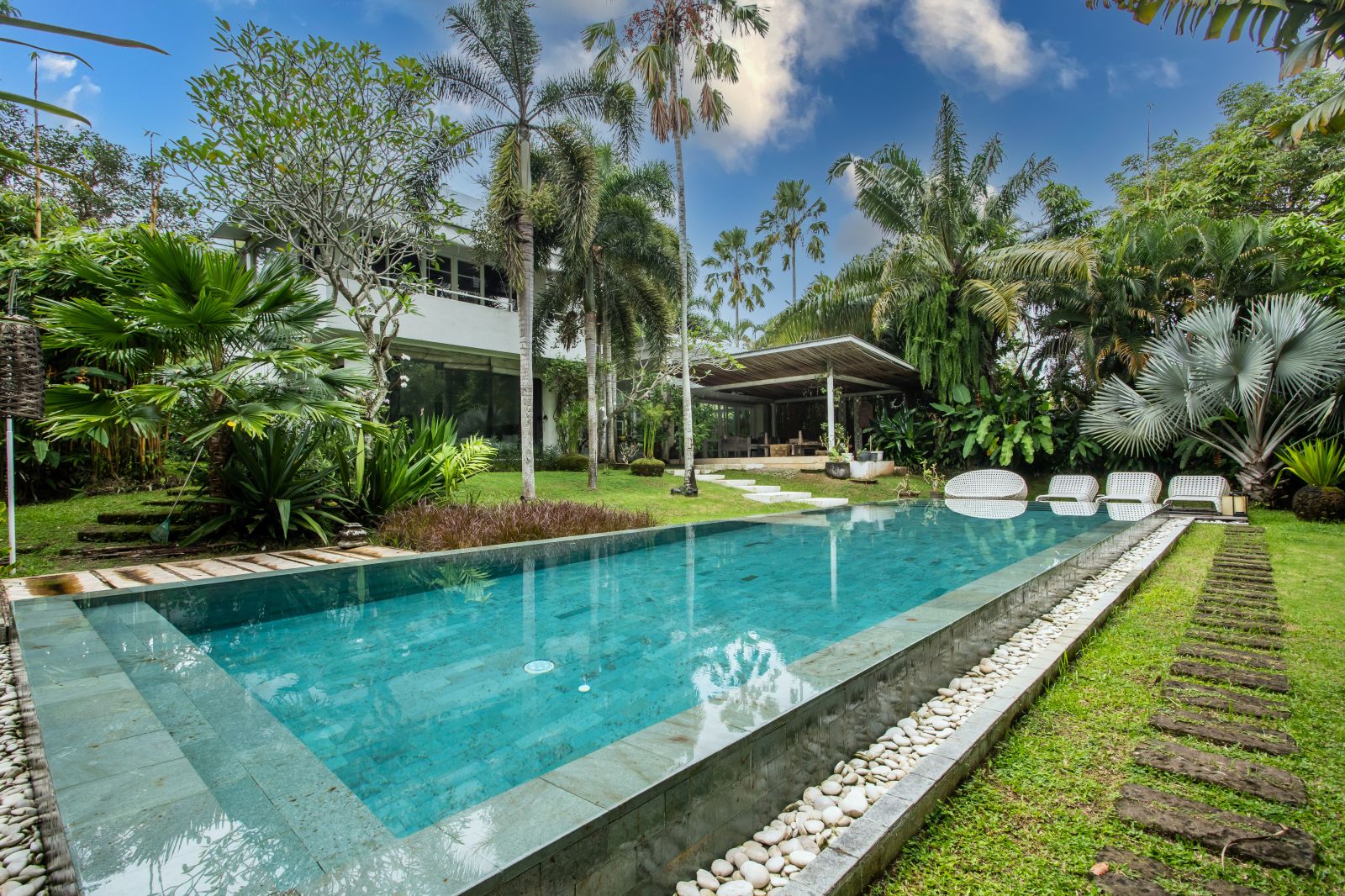 SPACIOUS RESIDENCE WITH ECLECTIC DECOR